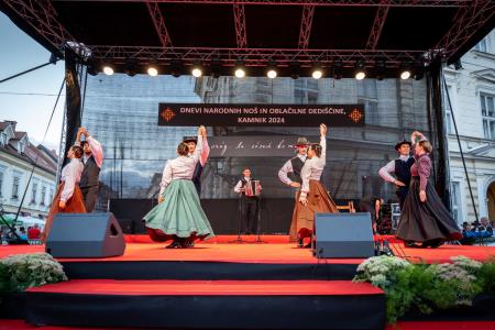 Veselo razpoloženje tudi na drugi festivalski dan Dnevov narodnih noš in oblačilne dediščine v Kamniku (36)